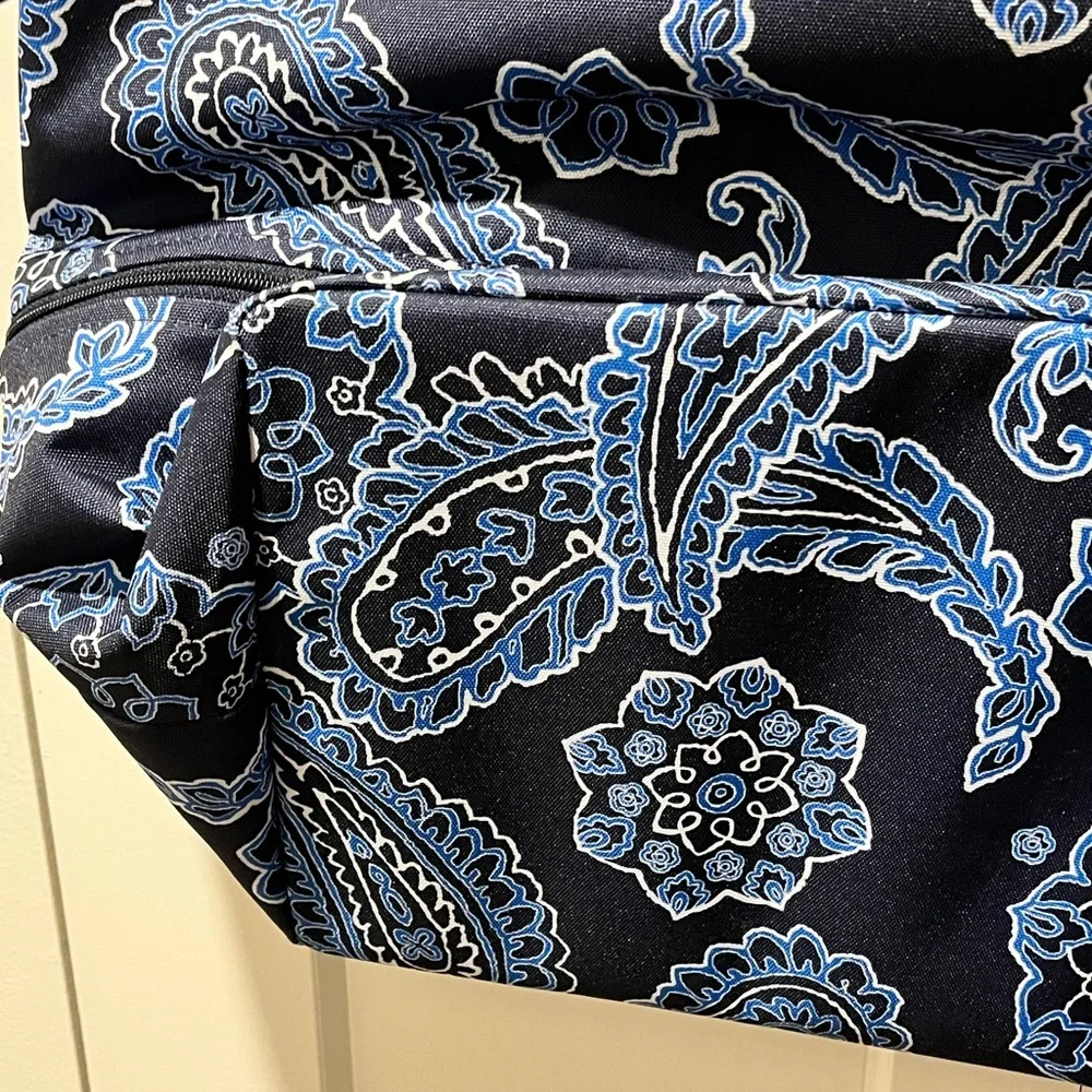 VERA BRADLEY NAVY BLUE PAISLEY DESIGN WEEKEND/TRAVEL EXPANDABLE TOTE